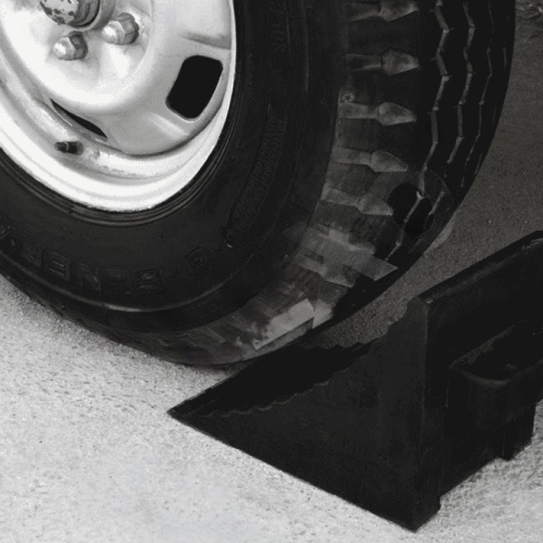 Heavy Duty Industrial Rubber Wheel Chocks for Trucks and SUVs